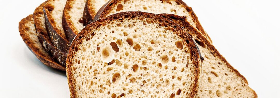 Es nuestro pan de molde con un sabor ligeramente dulce, de corteza tostada y suave, y con una miga esponjosa. Para nosotros es el «mimaito de la casa» por su proceso de fermentación y horneado, así como su forma y su sabor pieza con corte sin gluten