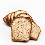 Es nuestro pan de molde con un sabor ligeramente dulce, de corteza tostada y suave, y con una miga esponjosa. Para nosotros es el «mimaito de la casa» por su proceso de fermentación y horneado, así como su forma y su sabor pieza con corte sin gluten