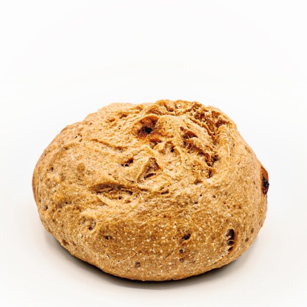 Pieza de pan de hogaza con nueces y arándanos rojos, de corteza dorada y con una miga firme y jugosa a la vez que esponjosa. Las diferentes texturas y matices hacen de este pan una auténtica delicia sin gluten, pieza completa