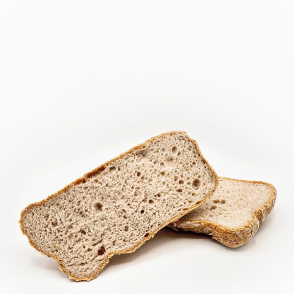 Pieza de pan de miga suave, esponjosa y alveolada con corteza crujiente. SIN GLUTEN