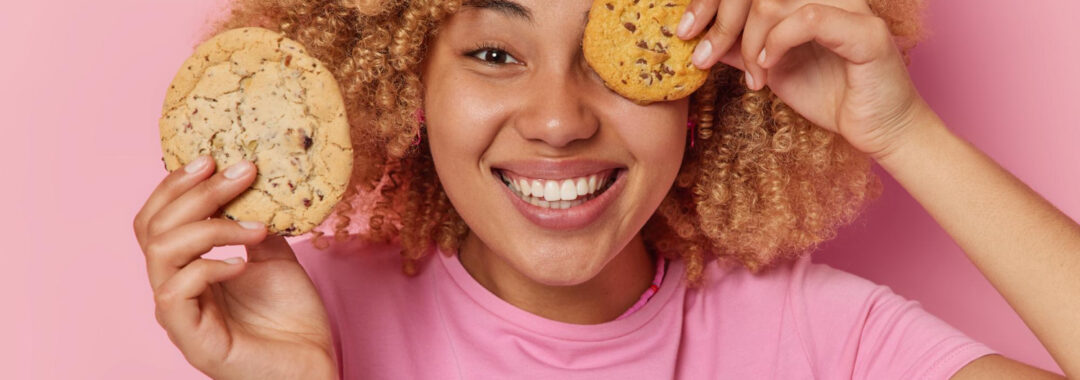 Chica jugando con cookies