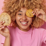 Chica jugando con cookies