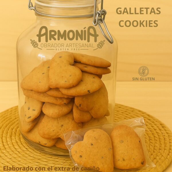 Cookies sin gluten con miel, azúcar moreno, pepitas de chocolate y forma de corazón, elaboradas artesanalmente en Obrador Armonía