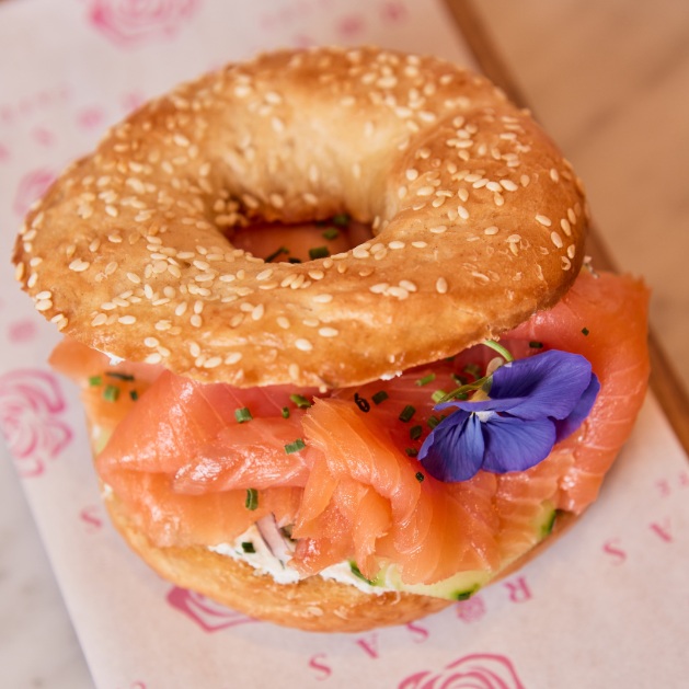 Bagel exclusivo sin gluten creado para Rosas Café Marbella por Obrador Armonía