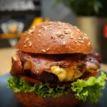 Hamburguesa sin gluten con pan brioche de Obrador Armonía en Central Park Utrera