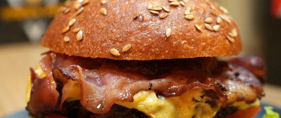 Hamburguesa sin gluten con pan brioche de Obrador Armonía en Central Park Utrera