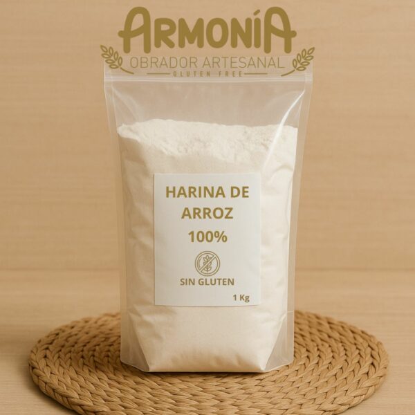 Bolsita de 1 kg de harina de arroz sin gluten sobre superficie beige, ideal para repostería y panadería artesanal