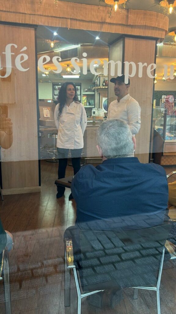 Degustación de productos sin gluten artesanales durante evento en cafetería en Écija