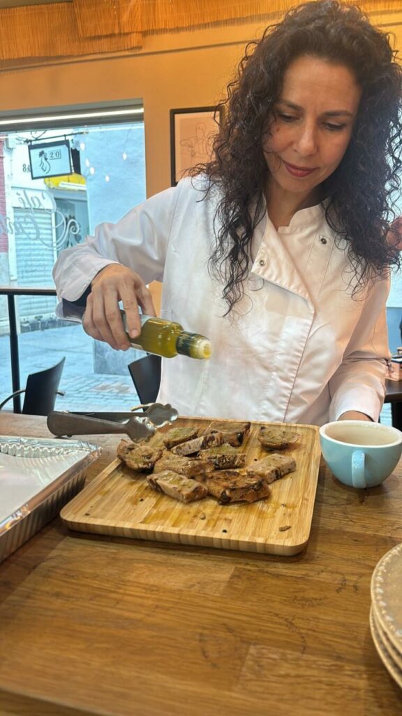 Degustación de productos sin gluten artesanales durante evento en cafetería en Écija