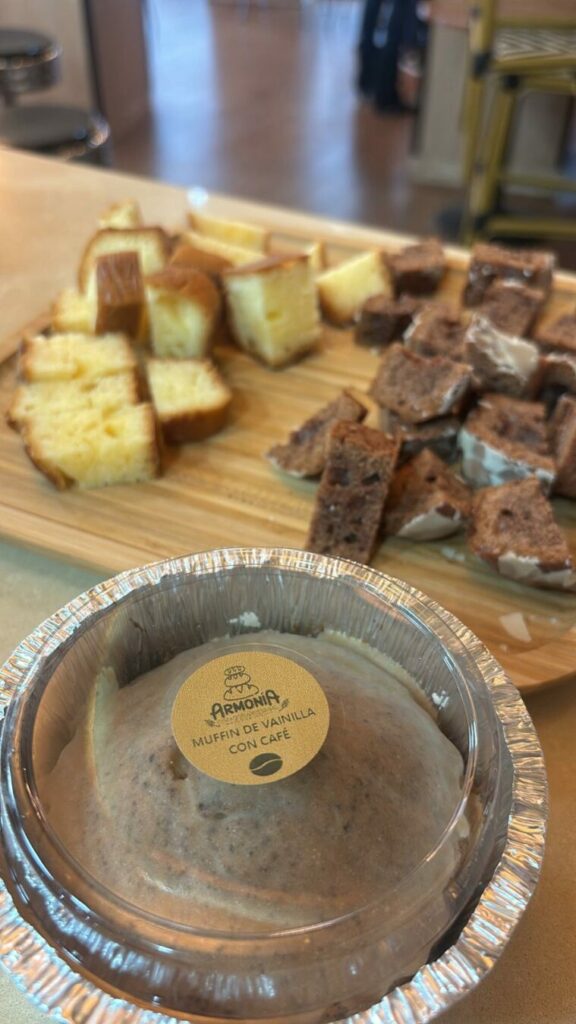 Cata de pan sin gluten de Obrador Armonía en Café Cintería en Écija con familias asistentes